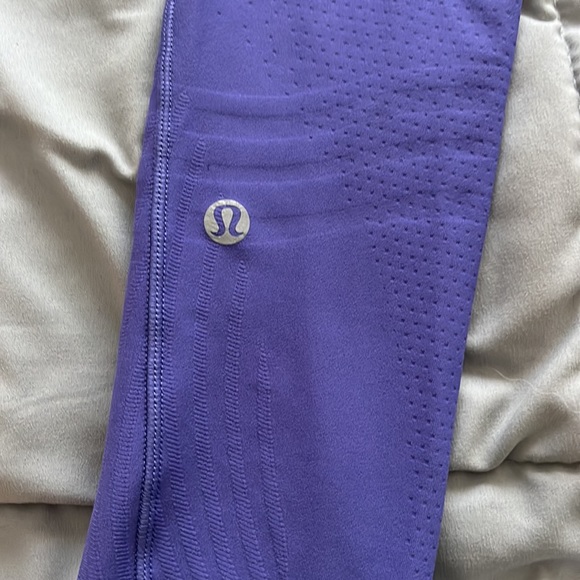 Lululemon leggings size 2, purple color, string adjusted around waist - Picture 4 of 7